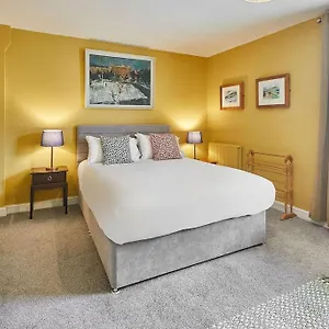 Oswy Street, Whitby. Sleeps Up To 7 Guests Holiday home Whitby
